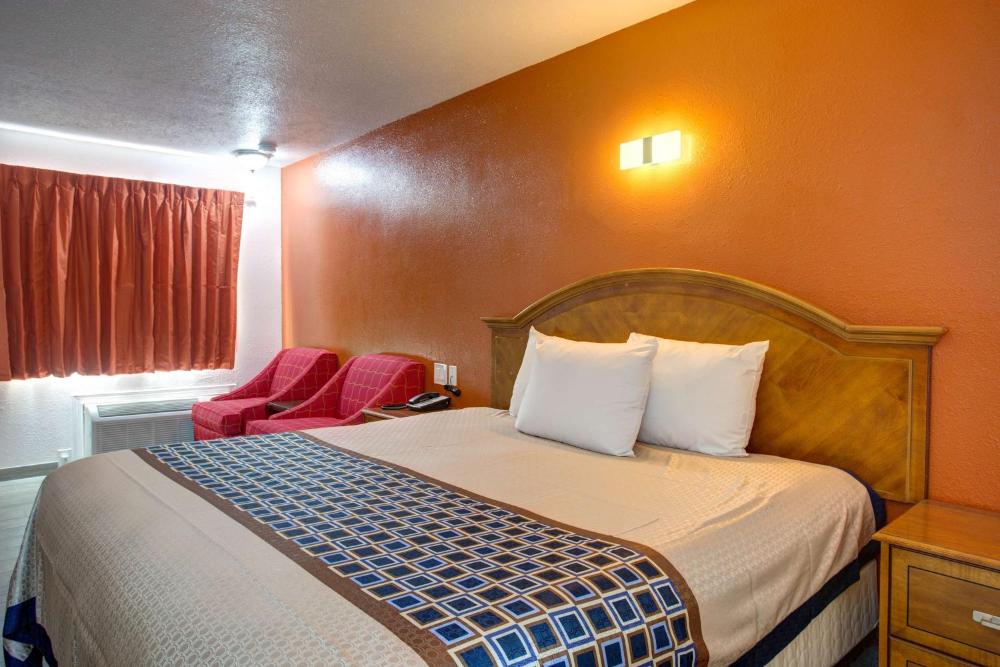 King Room - Non-Smoking interior